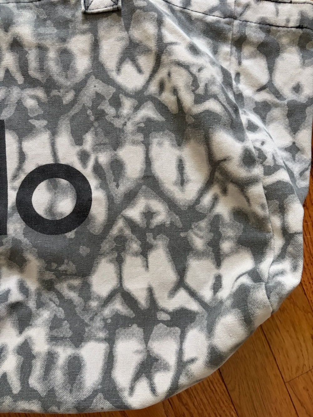 ALO Yoga Gray Tie-Dye Canvas Tote - Picture 2 of 7